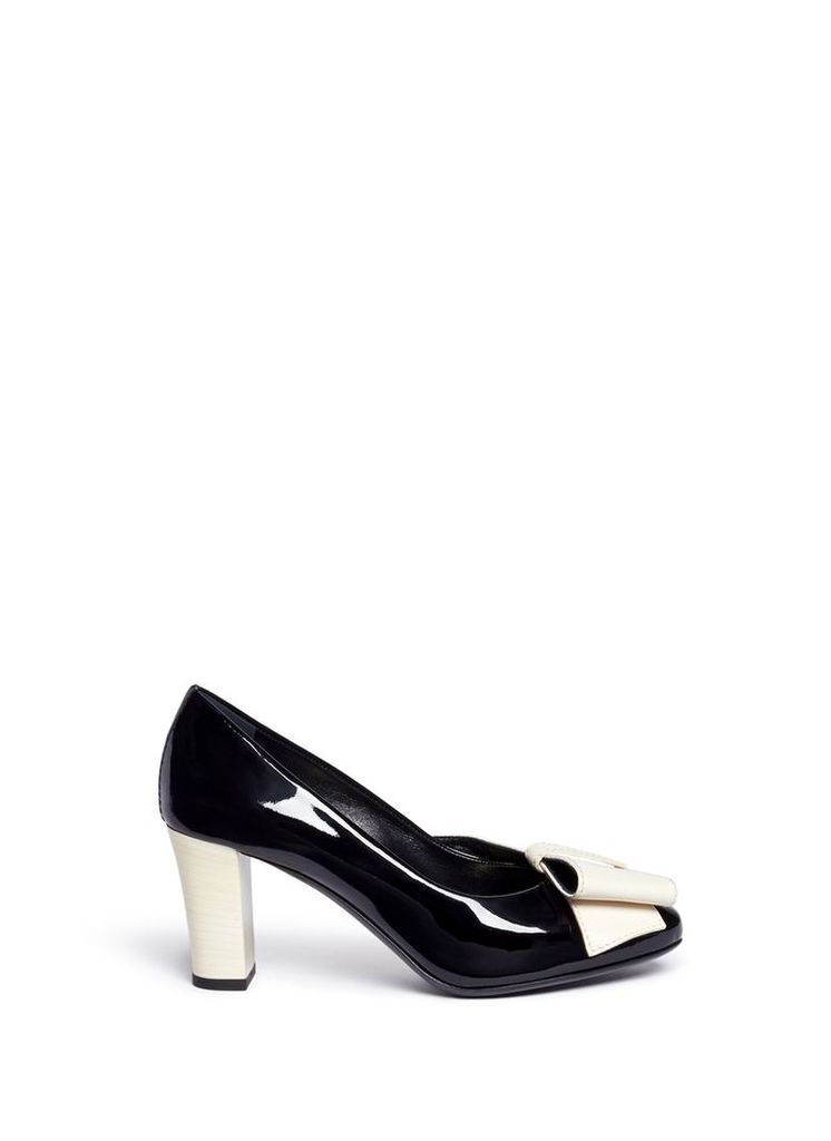 Contrast bow patent leather pumps