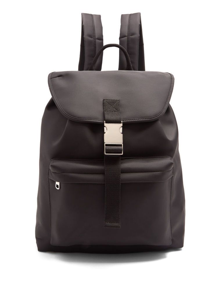 Buckle-fastening backpack