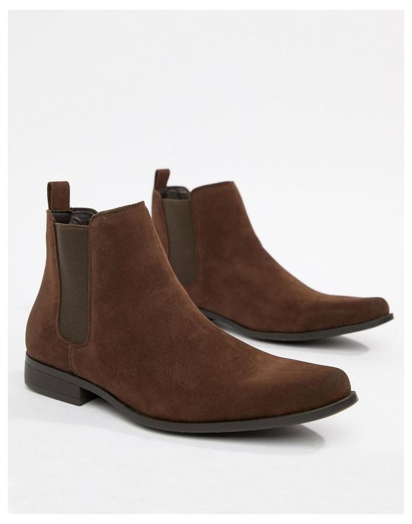 chelsea boots in brown faux suede