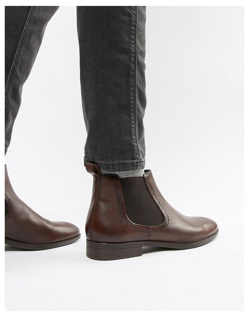 chelsea boots in brown leather