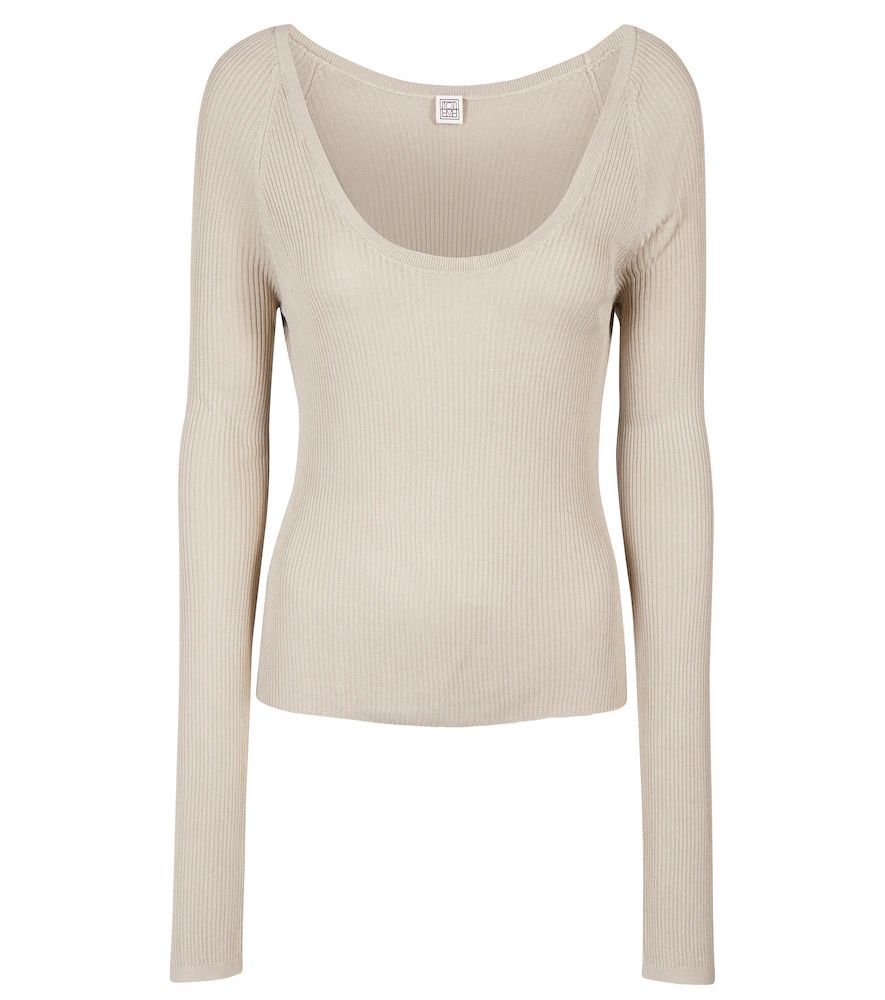 Long-sleeved scoop neck top