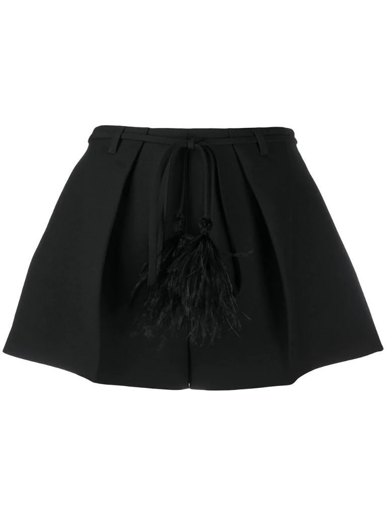 feather detailed flared short shorts