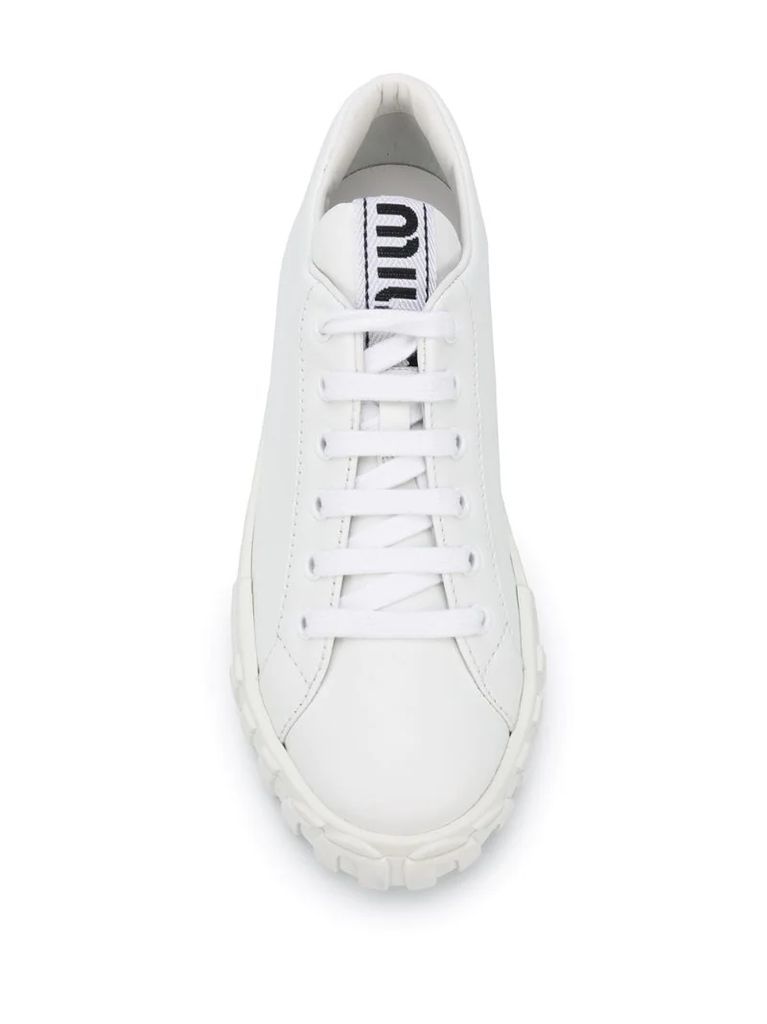 ridged-sole low-top leather sneakers