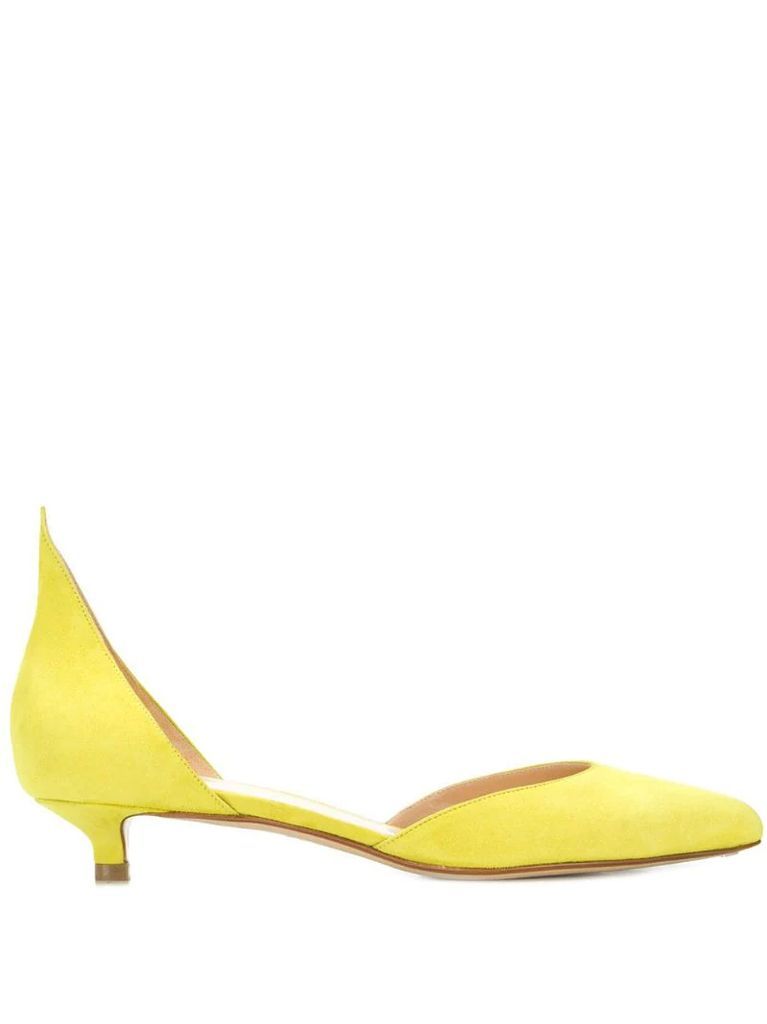 low heel pointed pumps