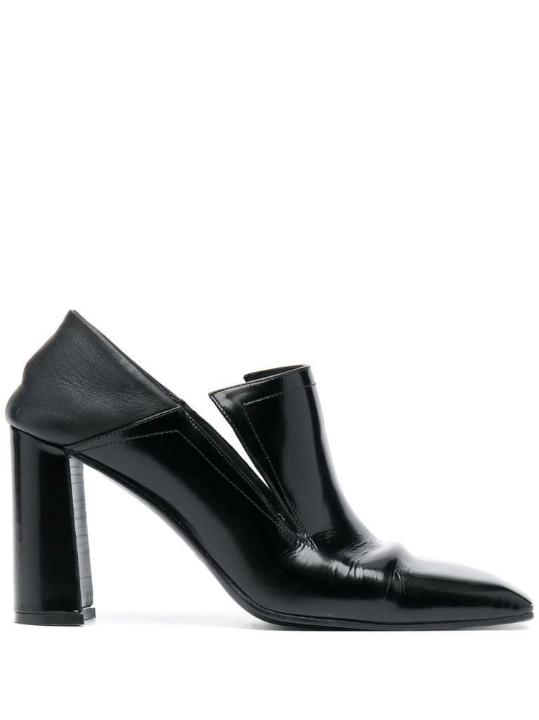 contrast-heel pumps