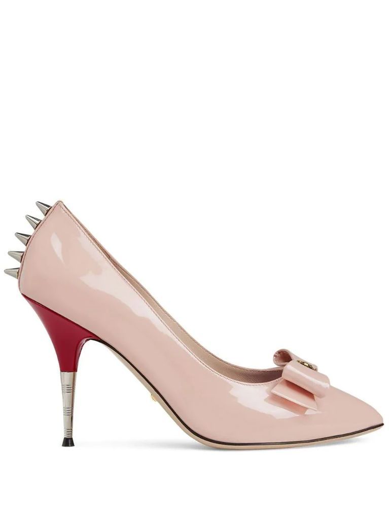 Patent leather pump with bow
