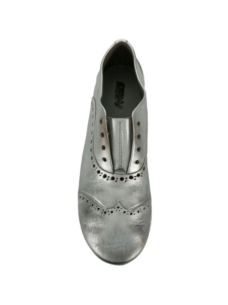 lace-less brogues
