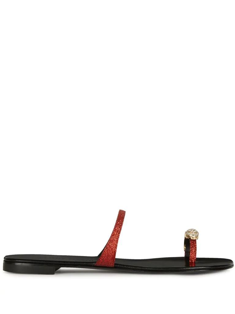 Ring toe-strap sandals