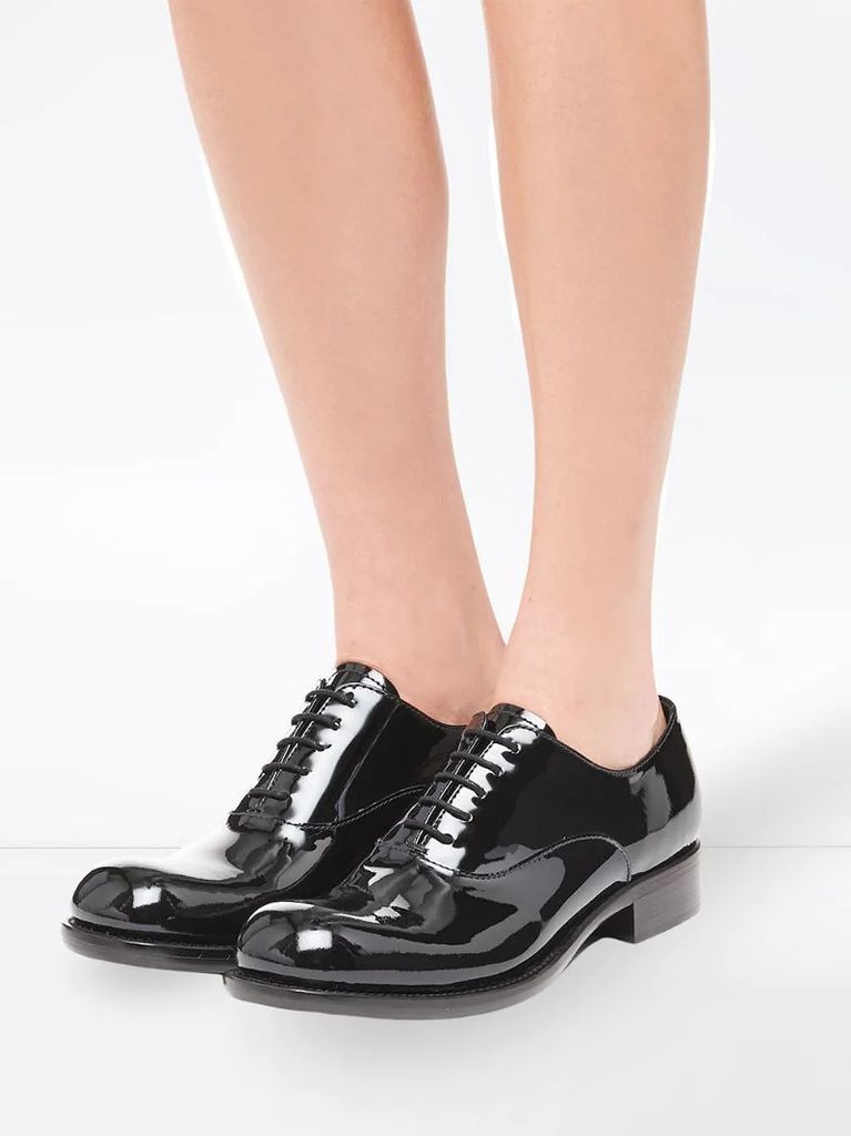 square-toe Oxford shoes