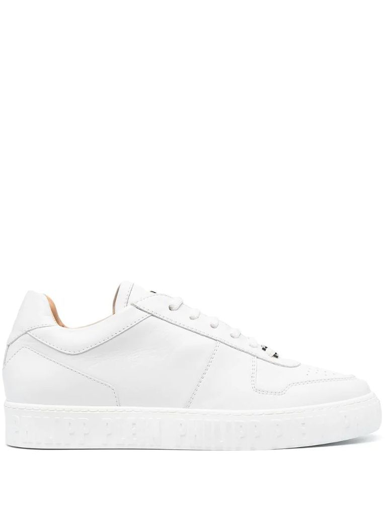 Iconic low-top sneakers