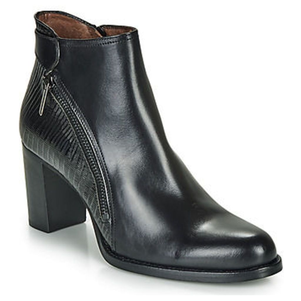 REECE  women's Low Ankle Boots in Black. Sizes available:7.5