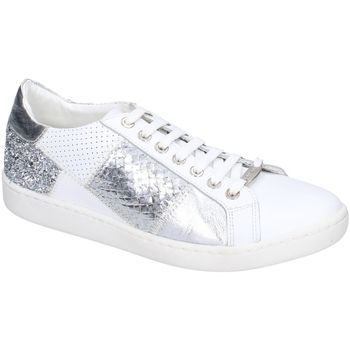 BC348  women's Trainers in White
