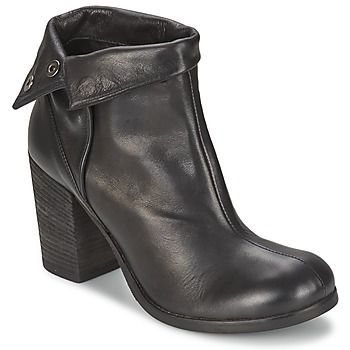 GUANTO  women's Low Ankle Boots in Black