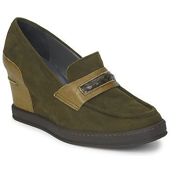 GARA  women's Loafers / Casual Shoes in Green
