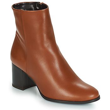 DARA  women's Low Ankle Boots in Brown. Sizes available:3.5,7.5