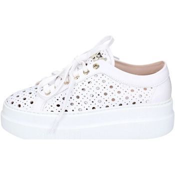 EY951  women's Trainers in White