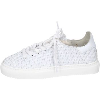 EX109  women's Trainers in White