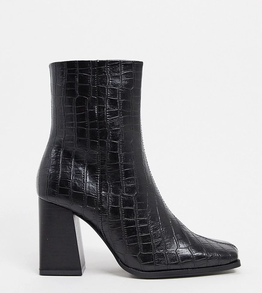 wide fit heeled boots in black
