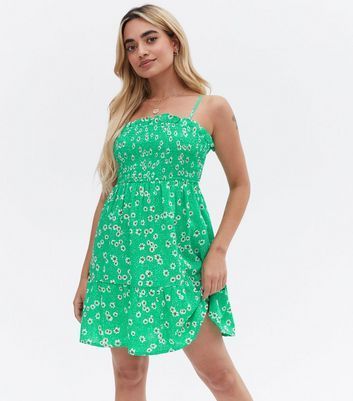 Petite Green Daisy Crepe Shirred Mini Dress New Look