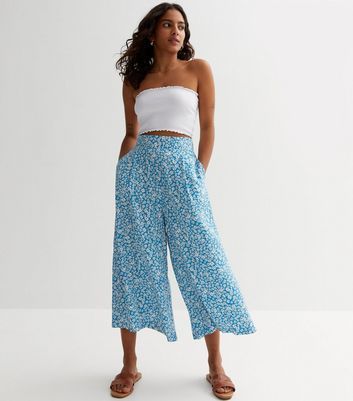 Petite Blue Ditsy Floral Wide Leg Crop Trousers New Look