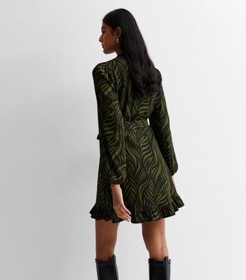 Green Leaf Print Crinkle Jersey V Neck Belted Mini Dress New Look