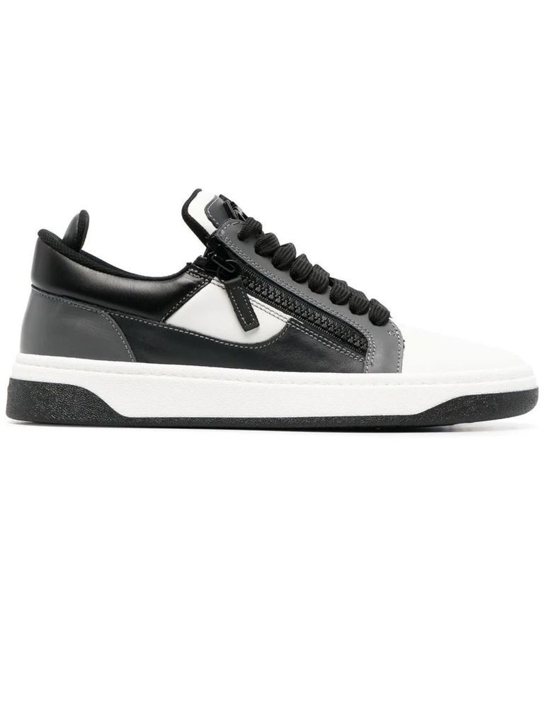 Sneaker In White And Black Leather