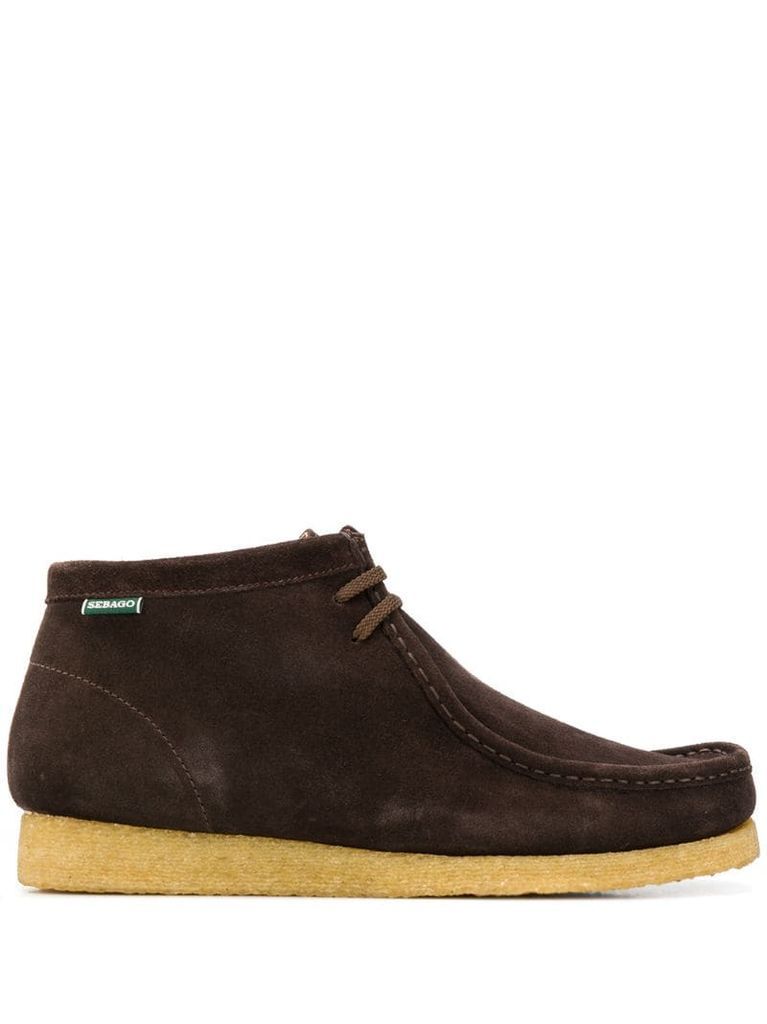 contrasting sole chukka boots