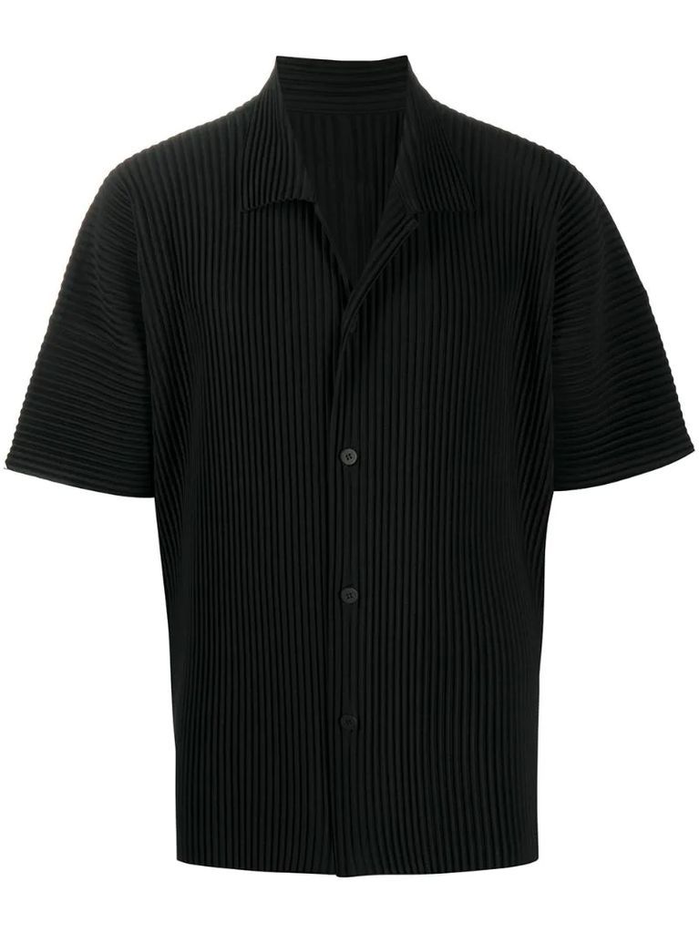 short-sleeved pleated shirt