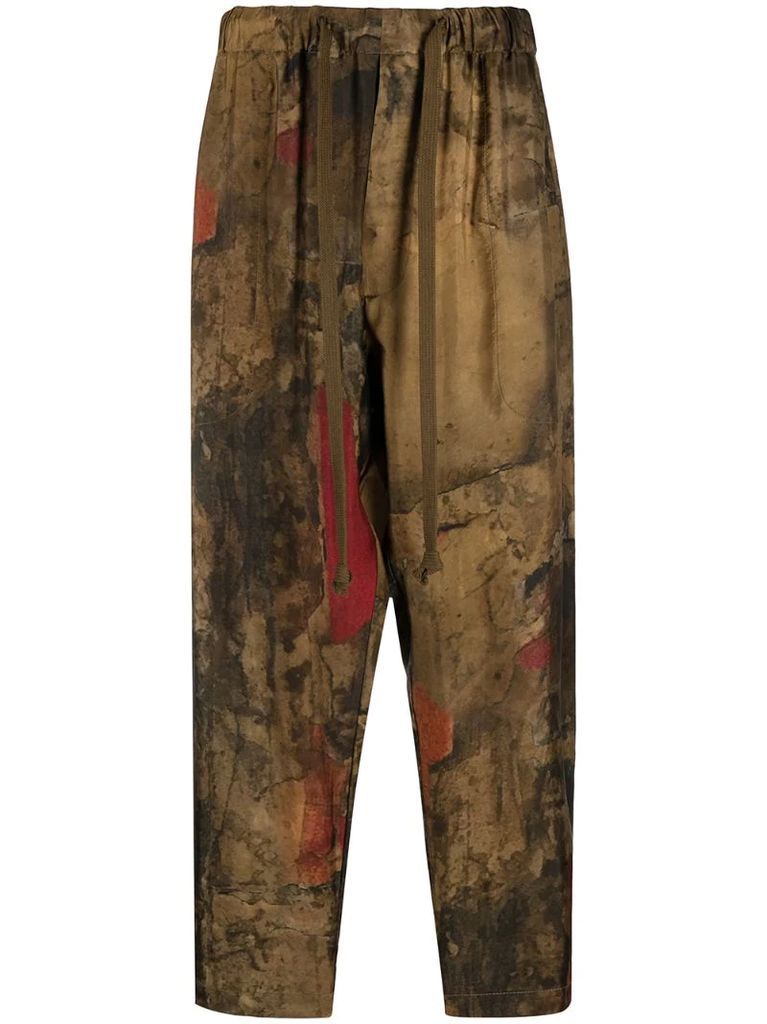 camouflage-print cropped trousers