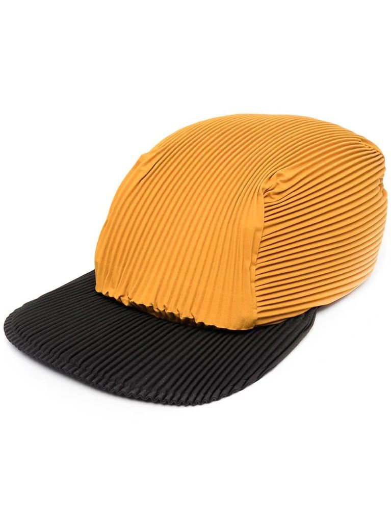 color-block micro-pleated cap
