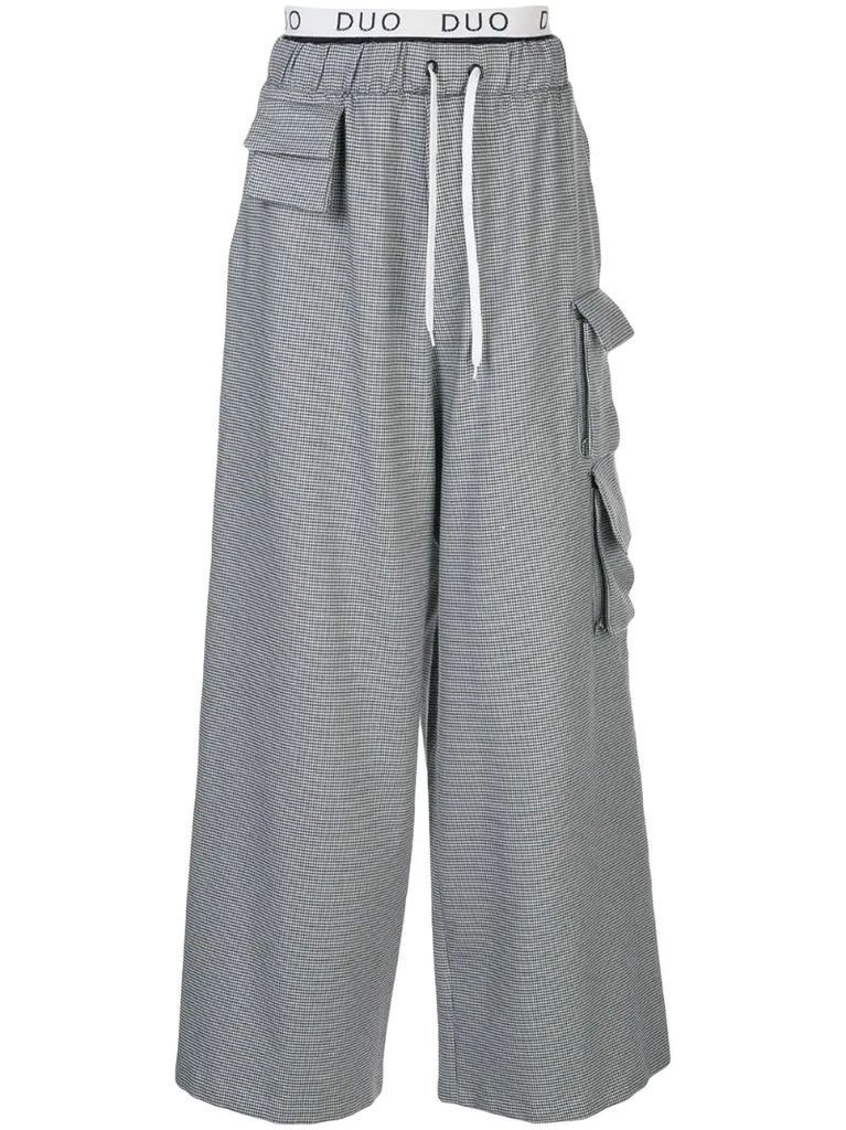 wide-leg cargo trousers