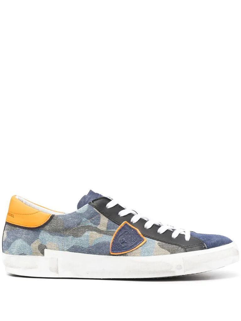 camouflage-print low-top sneakers