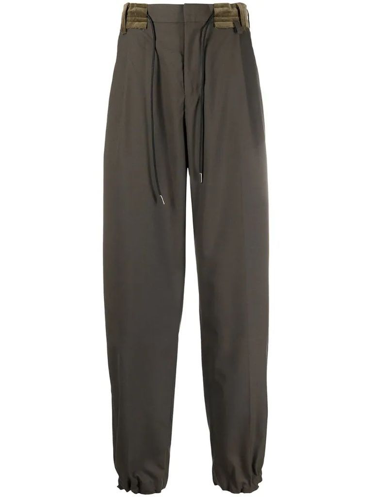 drawstring-fastening tapered trousers