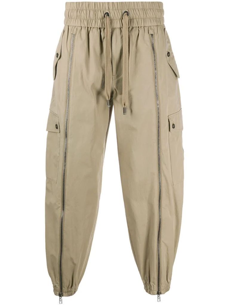 loose-fit cargo trousers