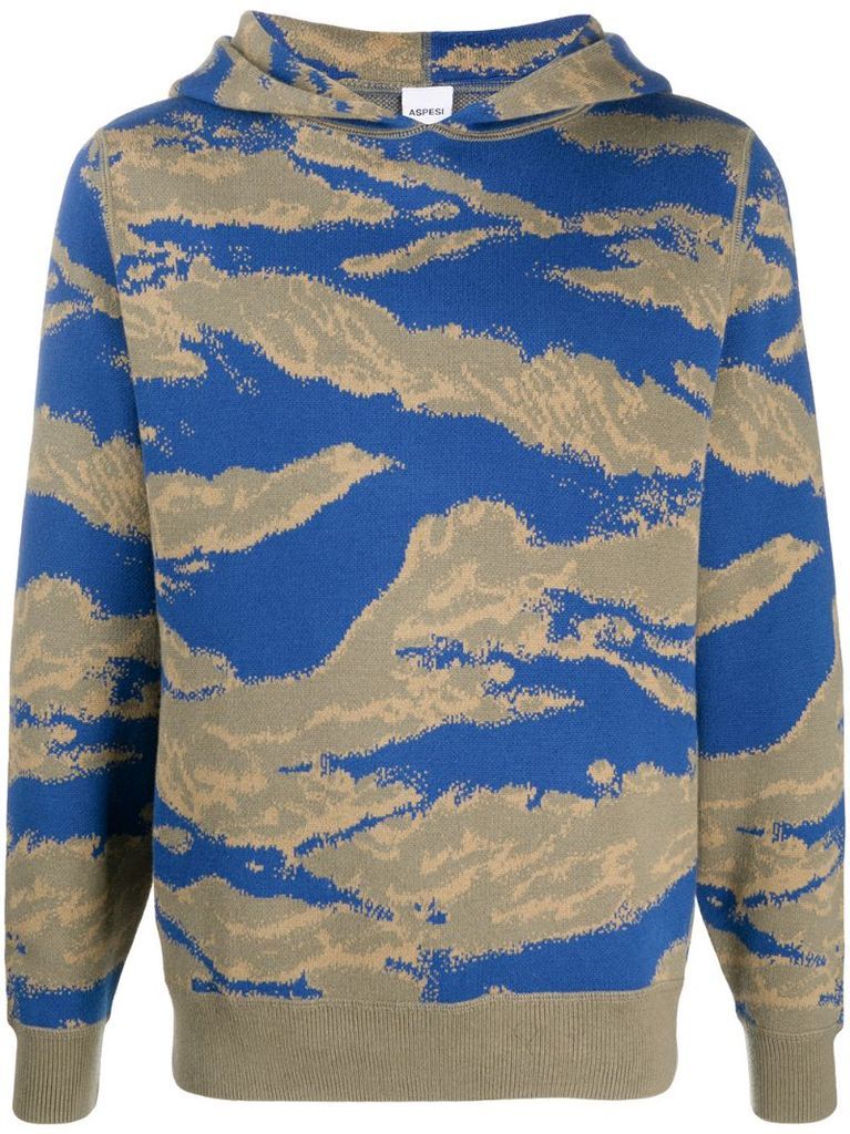 camouflage-print long-sleeved hoodie