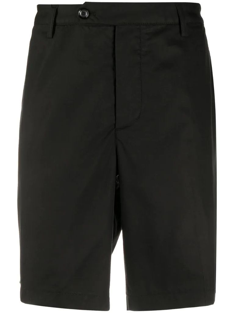 knee-length Bermuda shorts