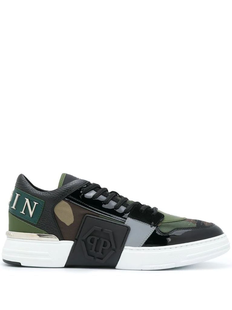 camouflage-print low-top sneakers