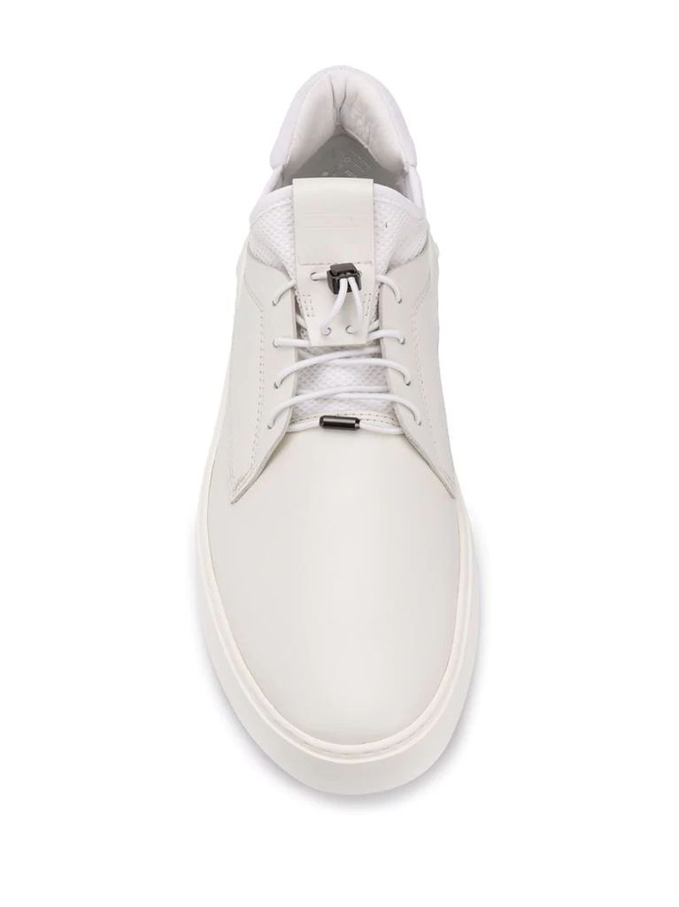 toggle fastening sneakers