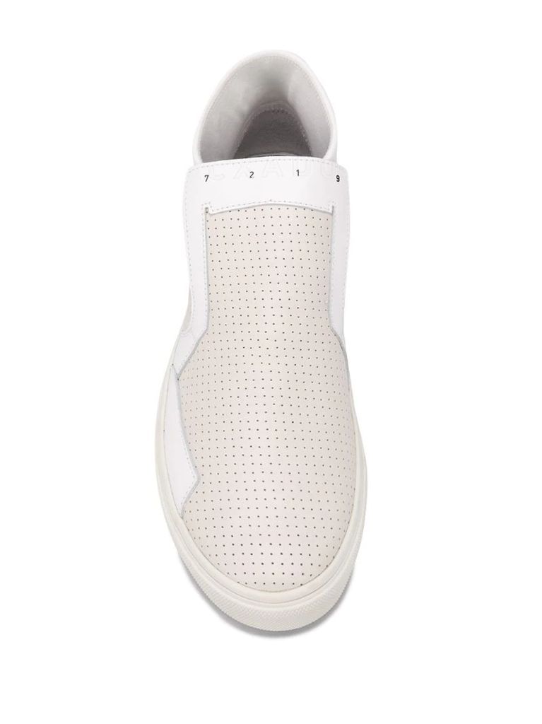 contrast-panel perforated sneakers