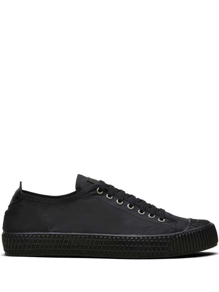 Ridged outsole low-top sneakers