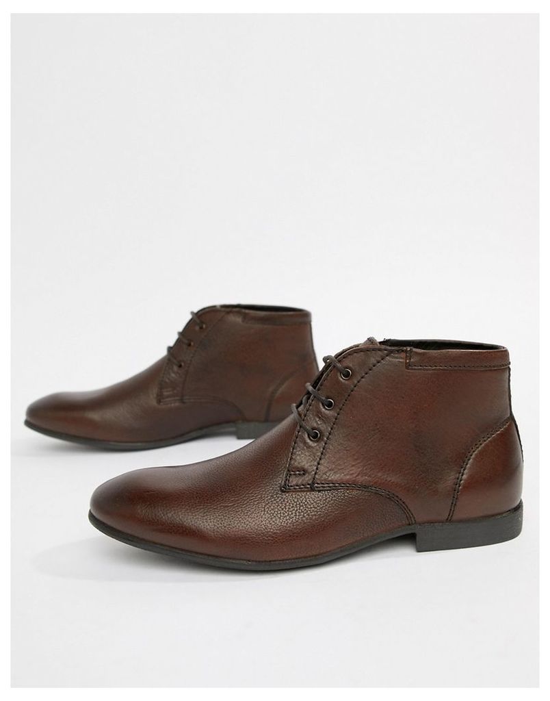 chukka boots in brown leather