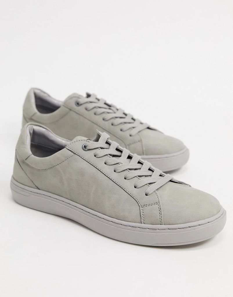 trainers in grey