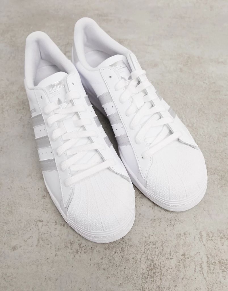 Superstar trainers in white with silver stripes