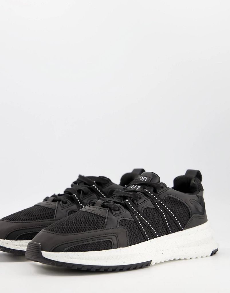 runner trainers in black